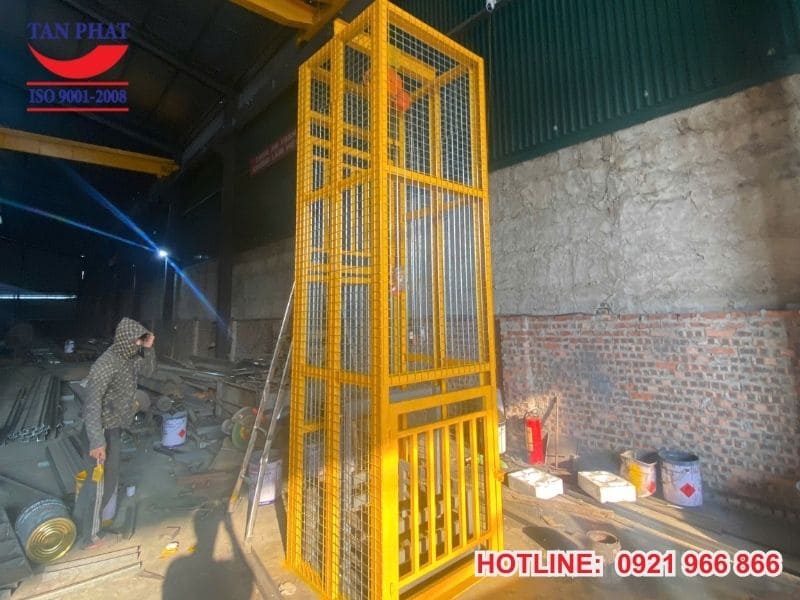 Thang nâng tời hàng được Tân Phát chế tạo, sản xuất trực tiếp tại xưởng