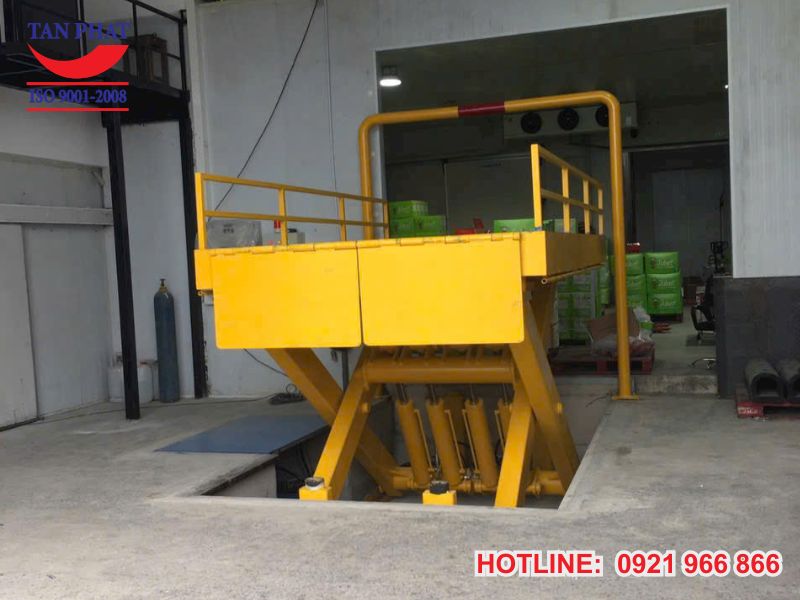 Bàn nâng thủy lực 10 tấn với thiết kế phần lưỡi gá linh hoạt