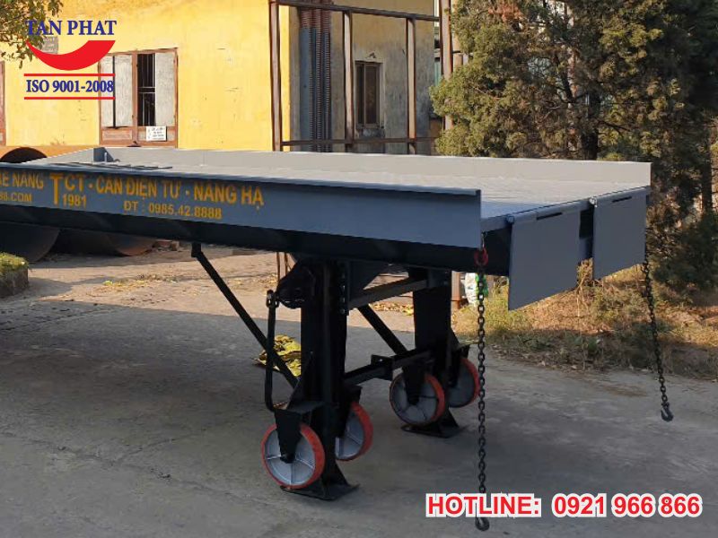 Hệ thống chân chống và bánh xe di chuyển vững chắc, an toàn