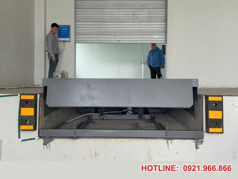 Dock leveler sản xuất, cung cấp bởi Tân Phát