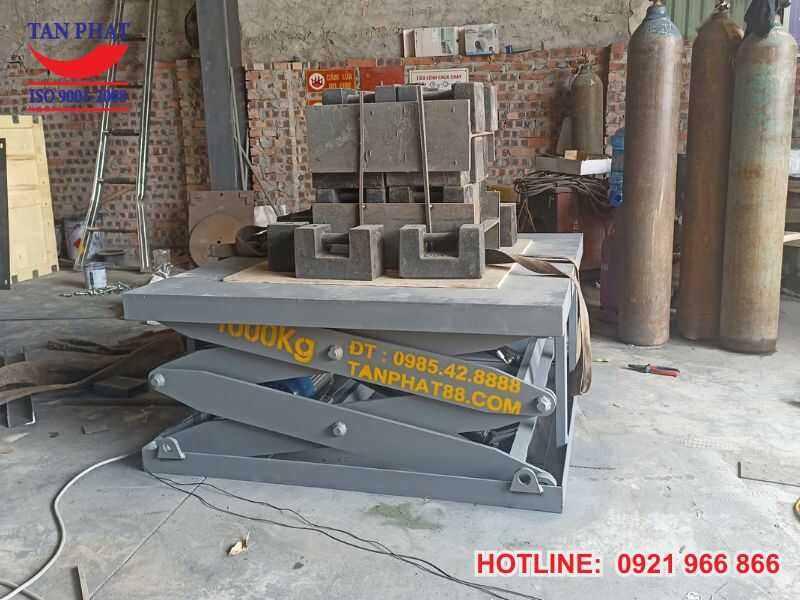 Cận cảnh bàn nâng 2 chữ X được lắp đặt, sản xuất bởi Tân Phát