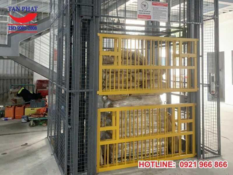 Thang nâng hàng có giá bao nhiêu?