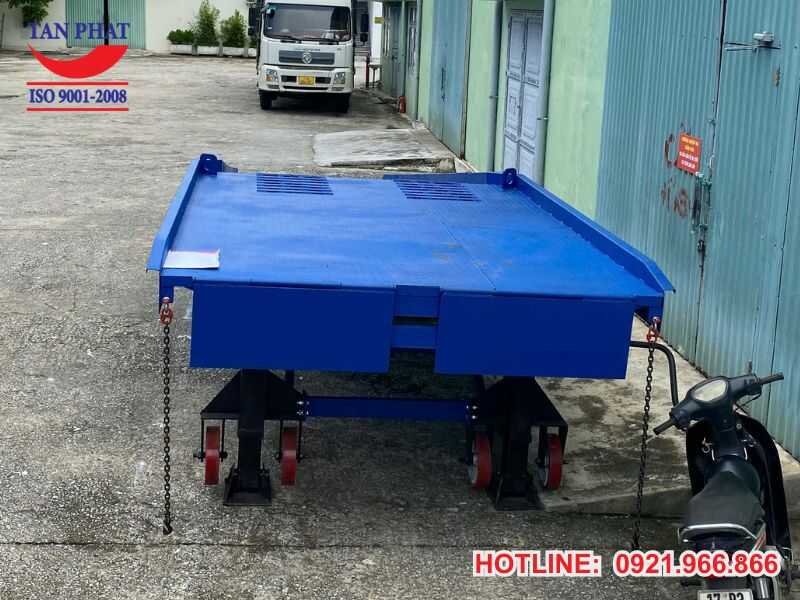 Hình ảnh thực tế cầu dẫn xe nâng lên container 10 tấn