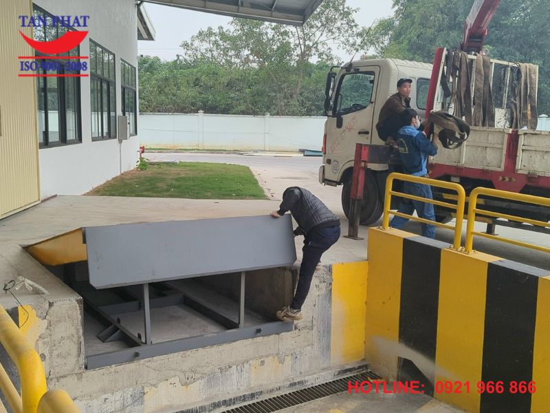 Dock leveler lắp đặt bởi Tân Phát