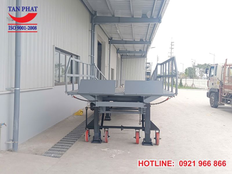 Cầu dẫn lên container có lan can bền bỉ, chắc chắn, tạo độ an toàn cao
