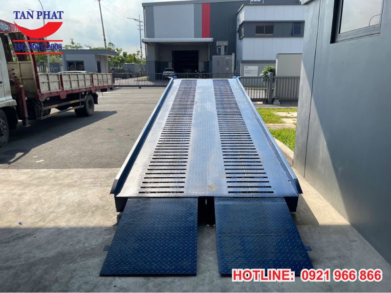 Mặt cầu được gia công với tôn nhám chống trượt rất tốt