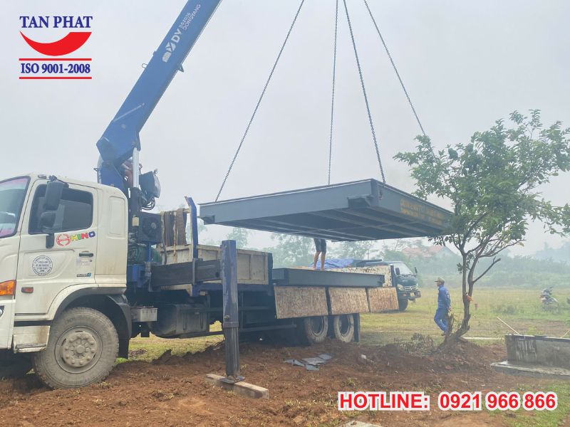 Quá trình lắp đặt bàn cân tại vị trí móng cân đã được hoàn thiện.