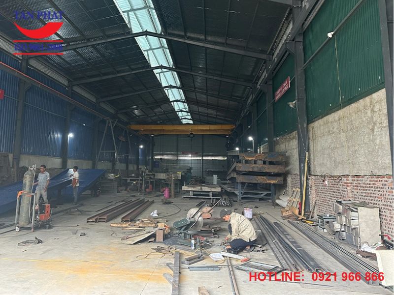 Xưởng sản xuất cầu dẫn xe nâng của Tân Phát
