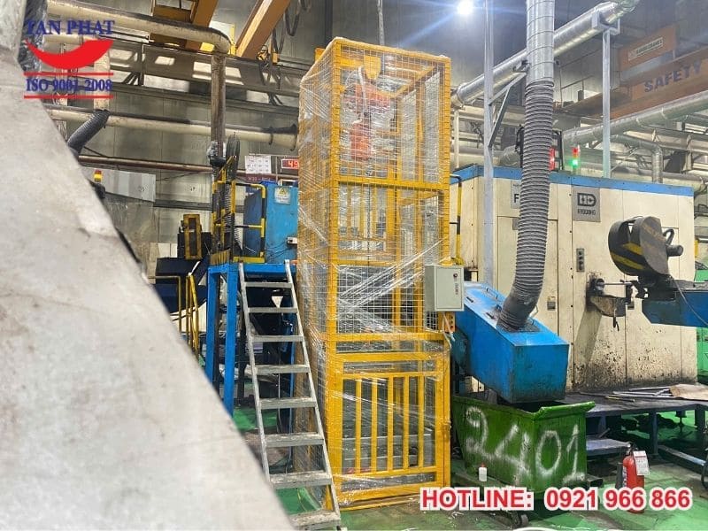 Thang nâng hàng được giao tới tận nơi lắp đặt