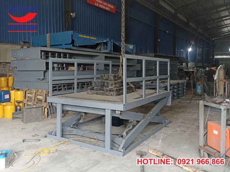 Bàn nâng thủy lực 1500kg được tiến hành kiểm tra chất lượng, khả năng chịu tải,..