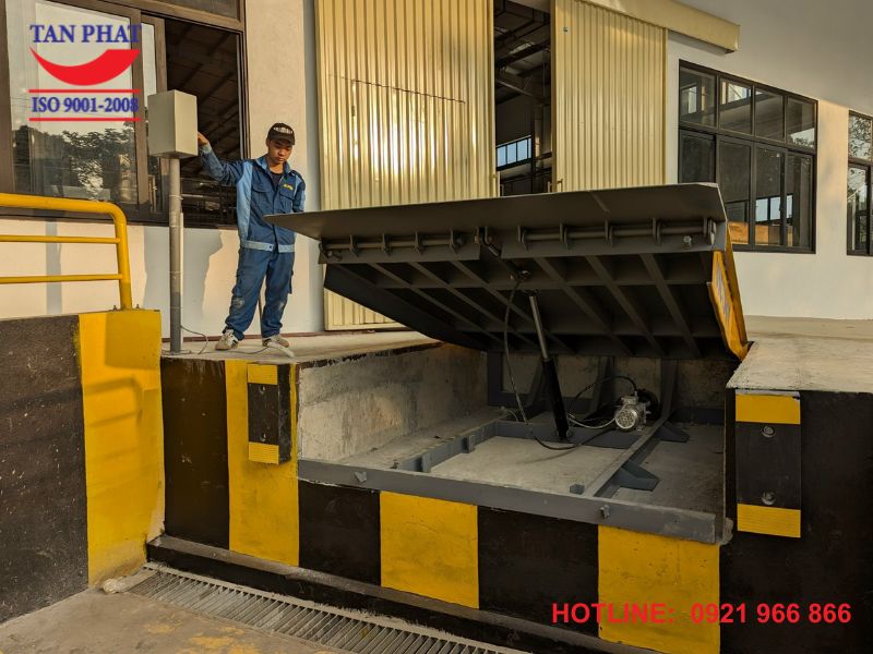 Sàn nâng thủy lực Tân Phát giá tốt