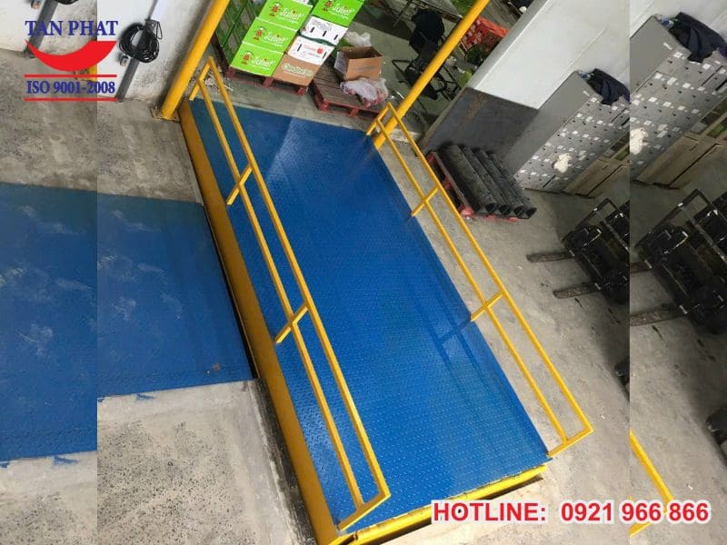 Mặt bàn nâng hàng thủy lực được thiết kế, lắp đặt chống trơn trượt rất tốt