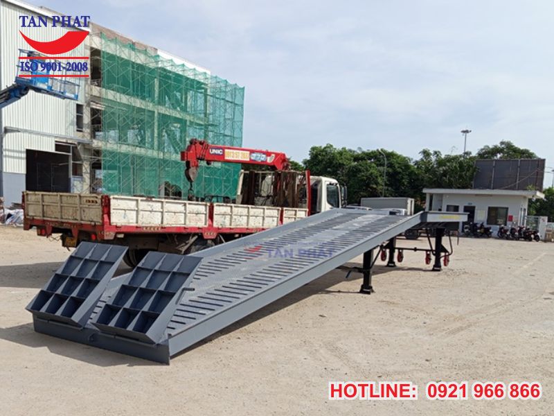 Cầu dẫn sở hữu độ dốc an toàn, giúp xe nâng di chuyển hàng hóa lên xuống nhanh chóng, an toàn, đạt hiệu quả cao.