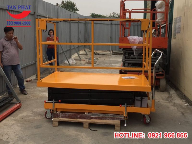Bàn nâng di chuyển hàng hóa