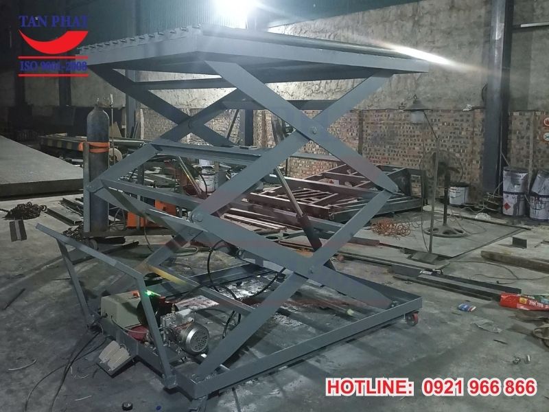 Bàn nâng thủy lực 8000kg được sử dụng tại những kho, xưởng sản xuất