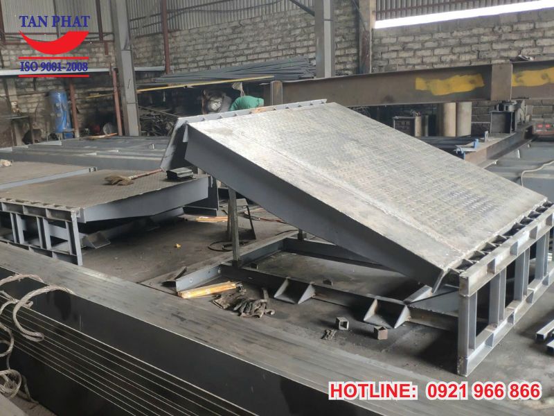 Dock leveler được sản xuất, gia công tại xưởng sản xuất trong nước
