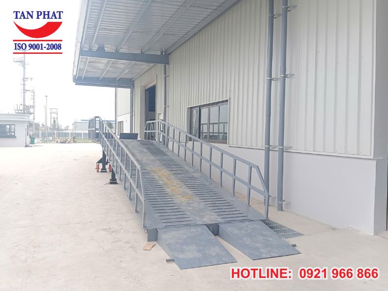 Cầu dẫn xe nâng có lan can