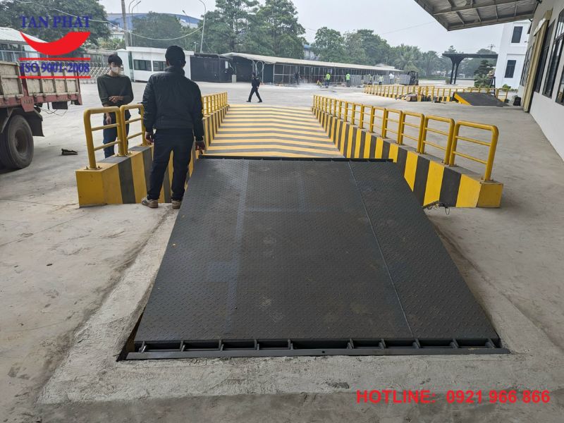 Hình ảnh thực tế sàn nâng thủy lực 12 tấn