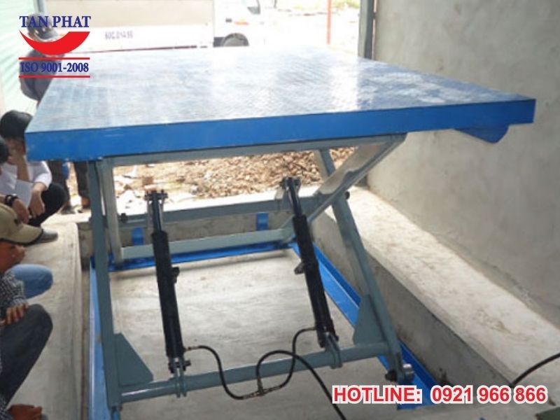 Bàn nâng thủy lực 2 tấn nâng hạ hàng hóa linh hoạt