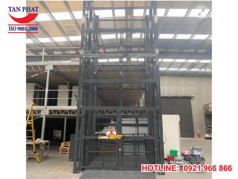 Hình ảnh thực tế thang nâng hàng 5 tấn