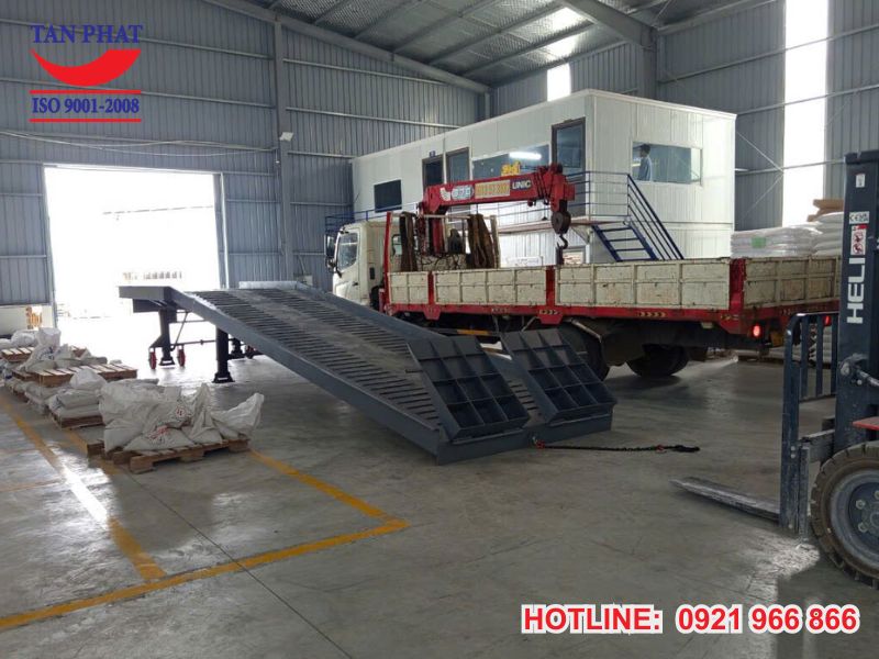 Cầu dẫn xe nâng lên container 10 tấn với thiết kế bền bỉ, vững chắc