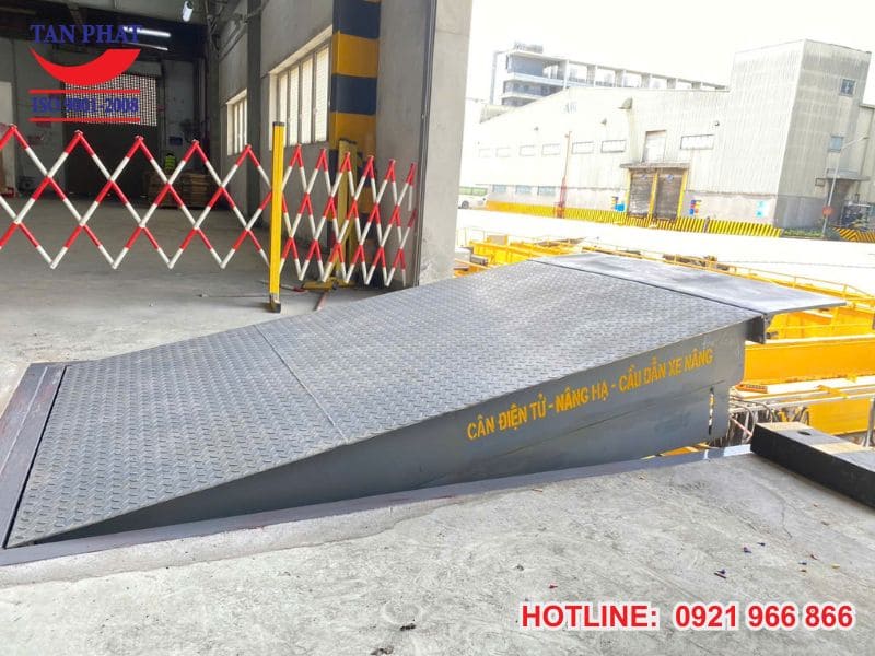 Sàn nâng thủy lực với khả năng chịu tải tốt lên tới 13 tấn.