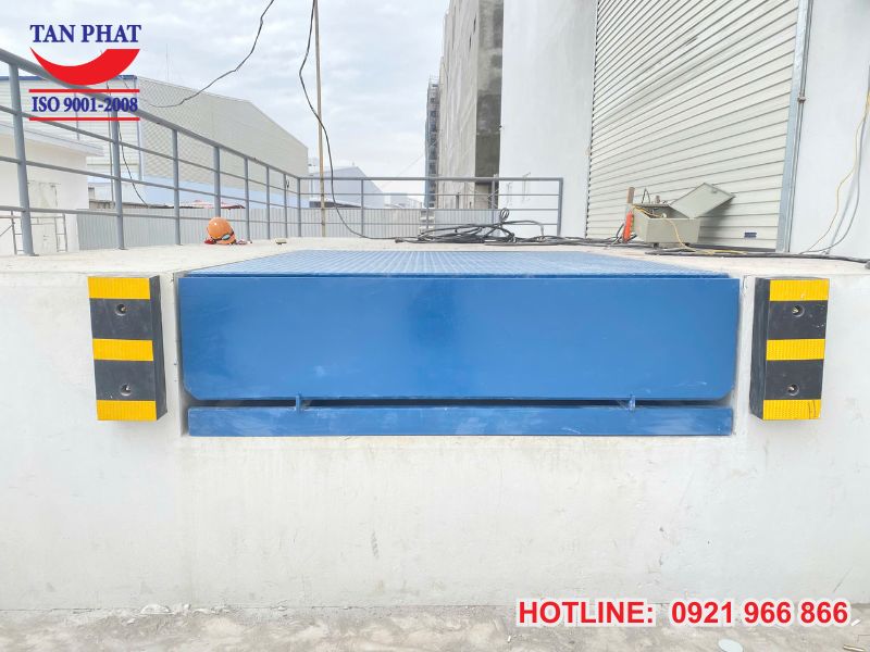 Cao su giảm chấn được gắn 2 bên dock leveler