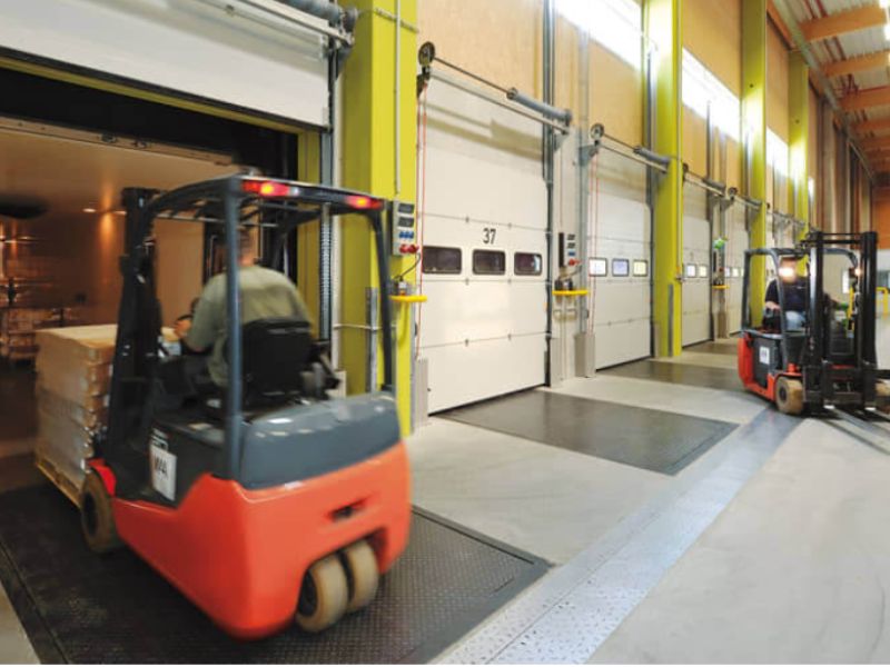 Hoạt động kho vận sử dụng Dock Leveler