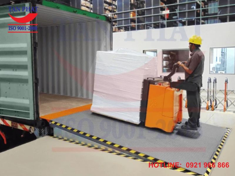 Xuất nhập hàng với dock leveler