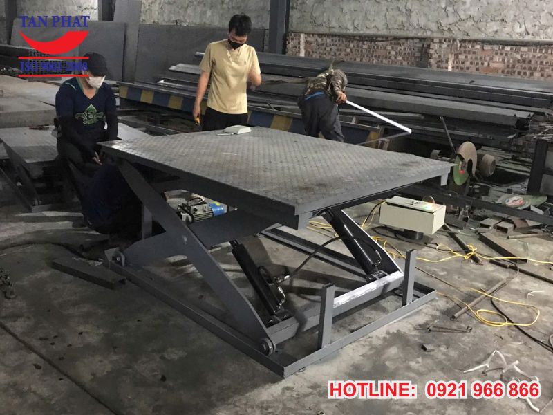 Máy nâng hạ hàng đang trong quá trình hoàn thiện bởi Tân Phát