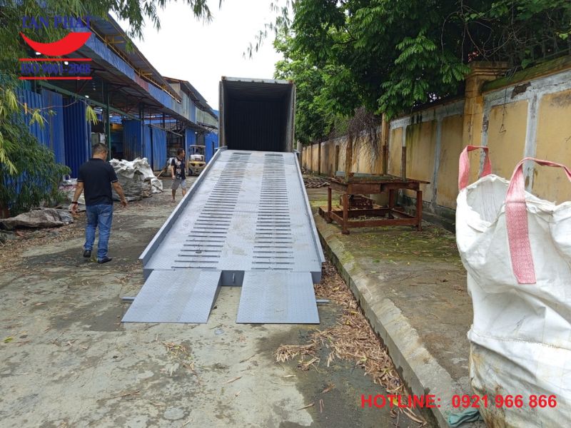 Cầu lên container mặt sàn phi gân chống trượt