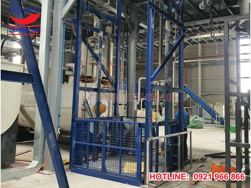 Thang nâng hàng thiết kế chắc chắn, nâng hạ linh hoạt