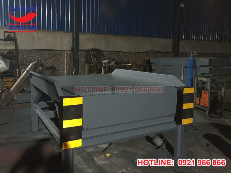 Cao su giảm chấn được lắp 2 bên sàn nâng thủy lực