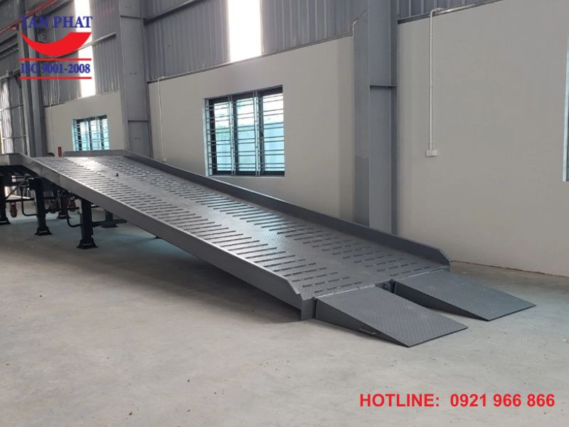cầu dẫn xe nâng loại 12 tấn được Tân Phát thiết kế vô cùng an toàn.