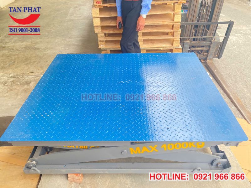 Mặt bàn nâng với kích thước 1600x1300mm, kết cấu chắc chắn