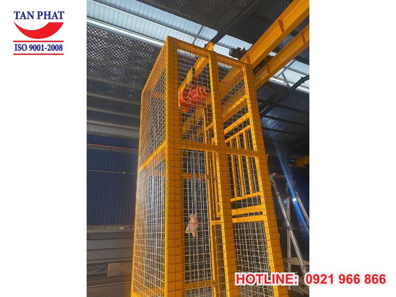 Thang tời hàng đơn giản được Tân Phát trực tiếp thiết kế, sản xuất đáp ứng mọi nhu cầu sử dụng