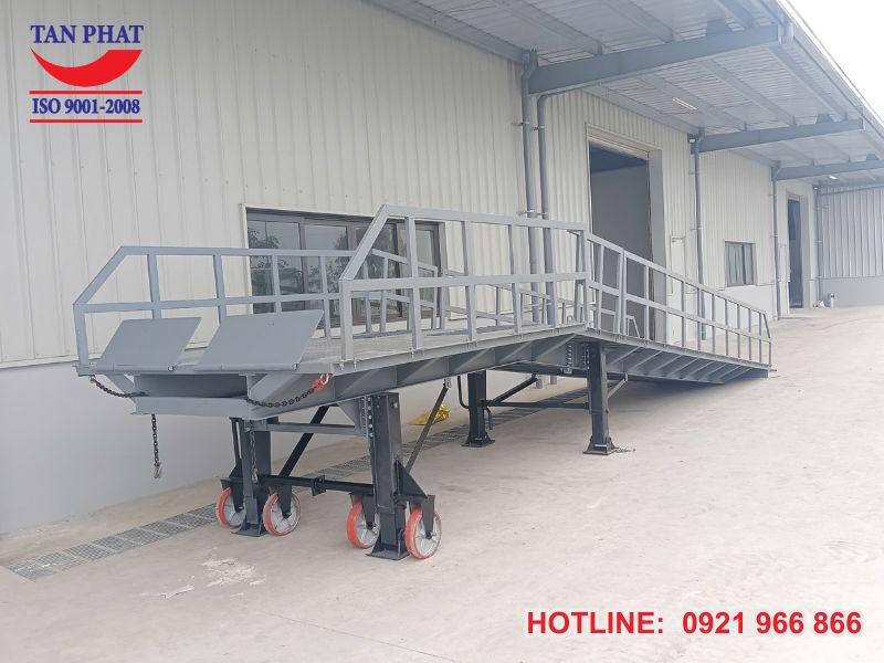 Cầu dẫn xe nâng có lan can nâng hạ nhờ chân chống romooc