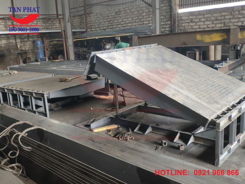 sàn nâng thủy lực tại Tân Phát