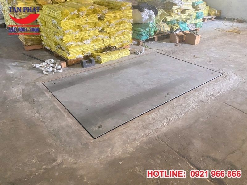 Hình ảnh thực tế cân sàn điện tử lắp đặt âm nền