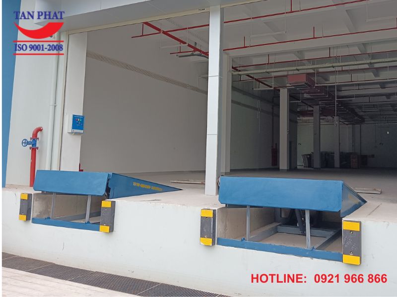 Hình ảnh sàn nâng dock leveler đã được Tân Phát lắp đặt hoàn thiện