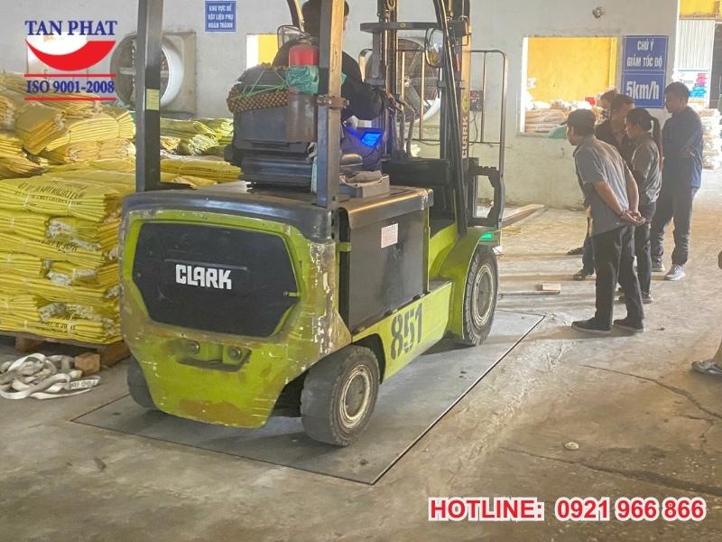 Hình ảnh thực tế cân sàn điện tử lắp đặt âm nền