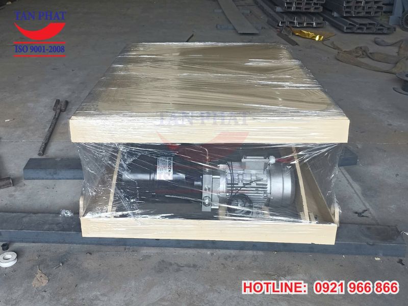 Bàn nâng thủy lực với motor hoạt động mạnh mẽ