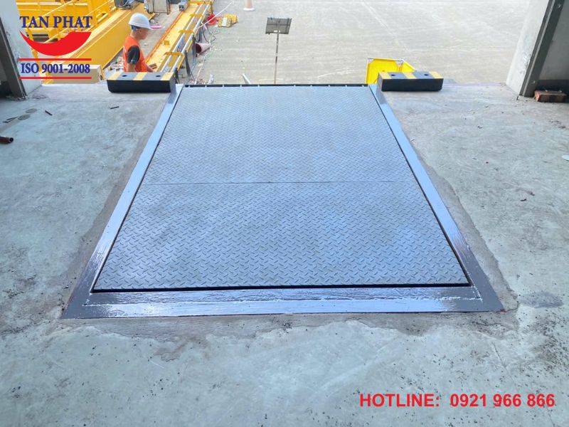 Lắp đặt Dock leveler 8 tấn với mối hàn nối chắc chắn