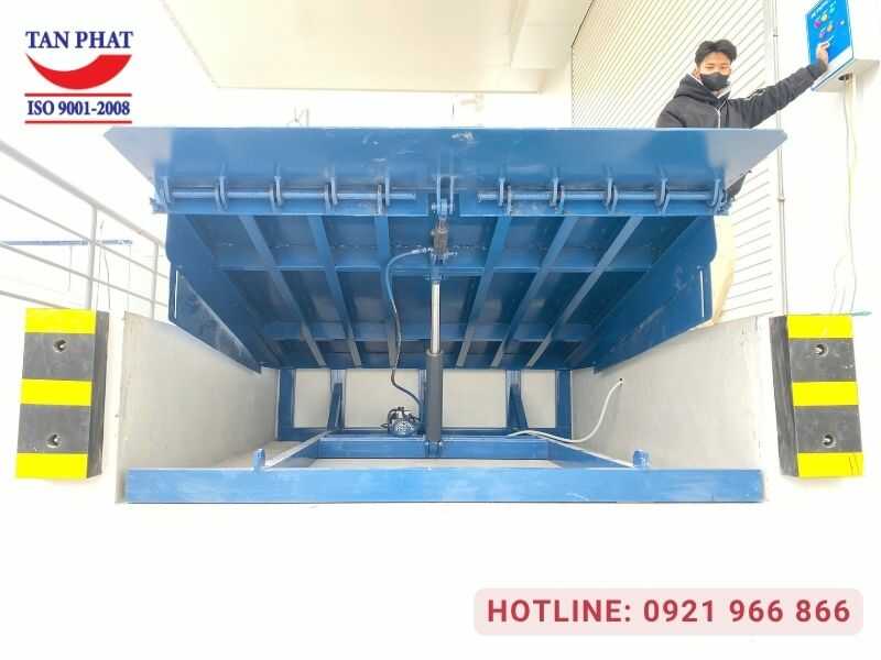Đội ngũ kỹ thuật Tân Phát bảo hành lỗi xi lanh thủy lực dock leveler
