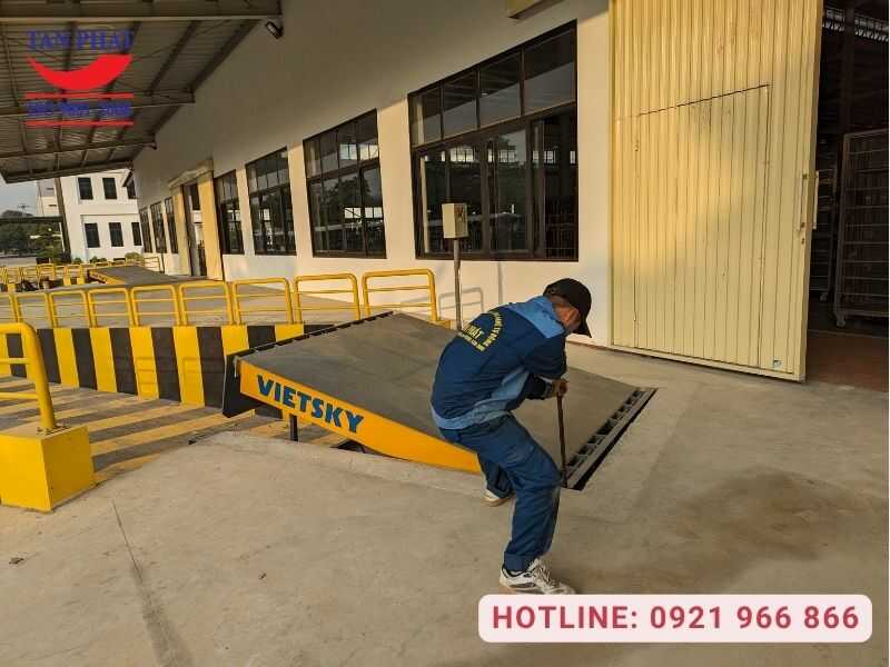 Đội ngũ kỹ thuật Tân Phát bảo hành lỗi xi lanh thủy lực dock leveler