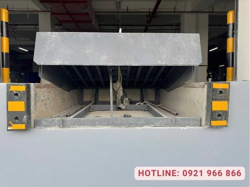 Đội ngũ kỹ thuật Tân Phát bảo hành lỗi xi lanh thủy lực dock leveler