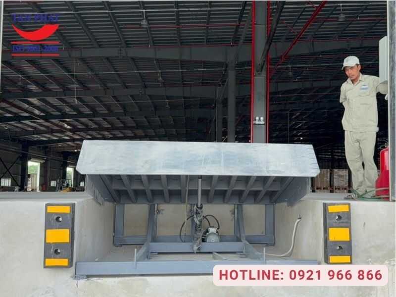 Đội ngũ kỹ thuật Tân Phát bảo hành lỗi xi lanh thủy lực dock leveler