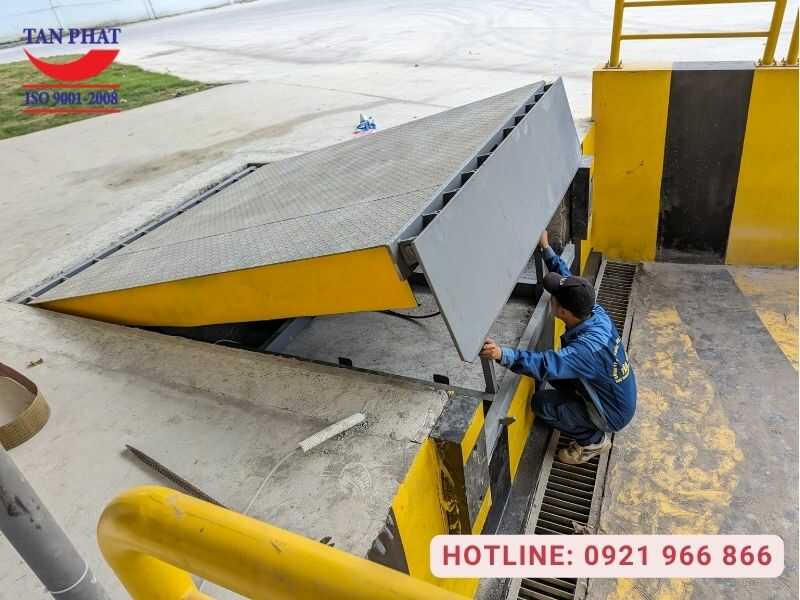 Đội ngũ kỹ thuật Tân Phát bảo hành lỗi xi lanh thủy lực dock leveler
