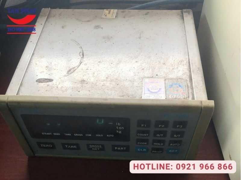 Dán tem sau khi kiểm định cân 100 tấn KCN Nội Bài, Hà Nội