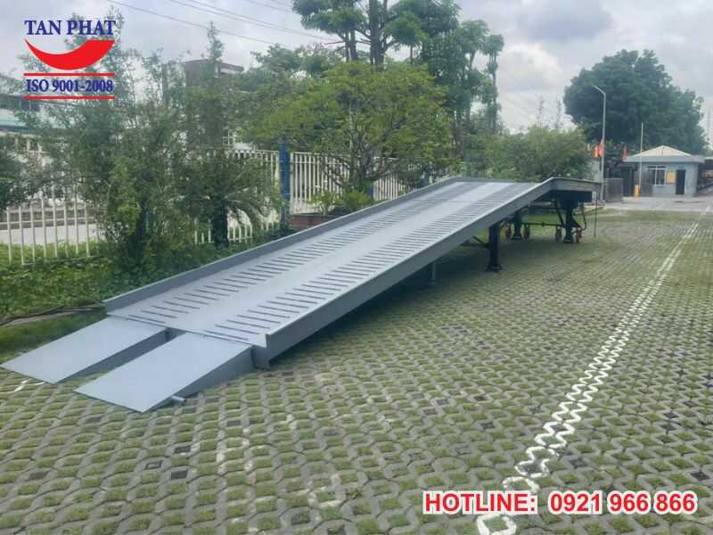 Địa chỉ mua cầu dẫn xe nâng lên container uy tín, chất lượng